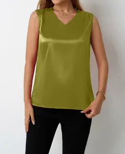 Detailaufnahme eines eleganten olivgrünen ärmellosen Satin-Oberteils mit V-Ausschnitt