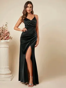 Elegante zwarte satijnen slipdress met hoge split en geplooid lijfje, volledige lengte