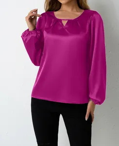 Elegante fuchsiafarbene Satinbluse mit langen Puffärmeln und stilvollem Faltenausschnitt