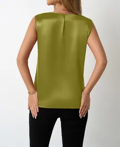 Detailansicht der Rückseite eines olivgrünen ärmellosen Satin-Tops mit einer Mittelfalte.