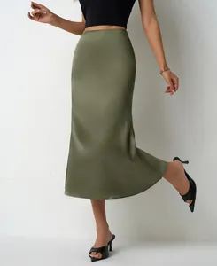 Vue détaillée montrant la texture élégante d'une jupe midi sirène en satin vert olive
