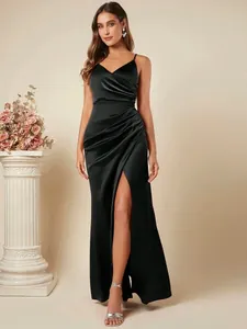 Elegante zwarte satijnen maxi-jurk met spaghettibandjes, plooien en hoge split