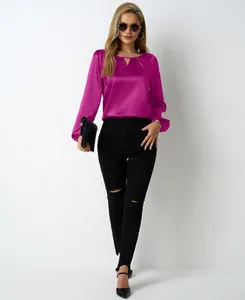 Elegante fuchsiafarbene Satin-Langarmbluse mit modischem V-Ausschnitt an einem Model.