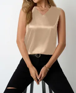 Elegantes champagnerfarbenes Satin-Top mit V-Ausschnitt und luxuriöser Seidentextur