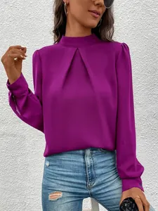 Detailaufnahme des lila Satin-Langarmshirts mit Falten-Stehkragen und Glanzoptik