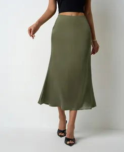 Élégante jupe midi en satin vert olive à taille haute avec ourlet sirène et fini brillant