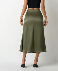 Vue arrière d'une élégante jupe midi sirène en satin vert olive avec une coupe parfaite