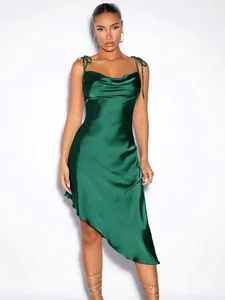 Robe nuisette élégante en satin vert foncé avec col bénitier et ourlet asymétrique