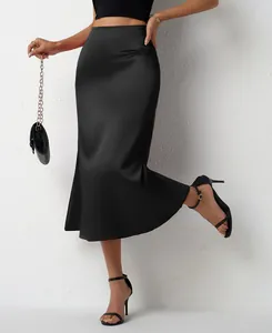 Jupe midi sirène en satin noir élégante avec une taille haute et une finition lisse.