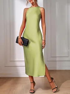 Elegante vestido largo de satén verde lima sin mangas con abertura lateral para verano