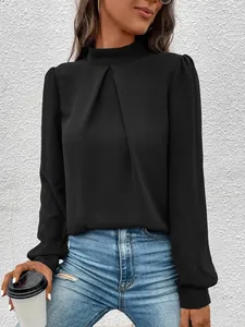 Detail der schwarzen Satinbluse mit Stehkragen und elegantem Falten-Design