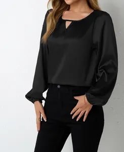 Detailansicht der schwarzen Satinbluse für Damen mit seidiger Textur und Ausschnitt