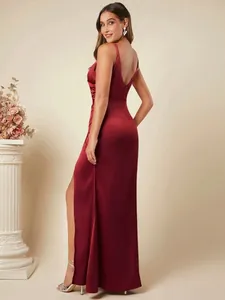 Elegante bordeauxrode satijnen camisole bruidsmeisjesjurk met zijsplit en plooien