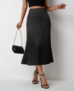 Jupe mi-longue élégante en satin noir style sirène avec une finition soyeuse.