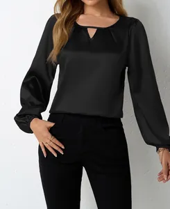 Elegante schwarze Langarm-Satinbluse mit Cut-out-Ausschnitt und glatter seidiger Textur.