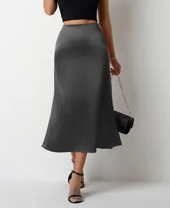 Élégante jupe midi en satin gris foncé avec ourlet sirène présentée sur un mannequin