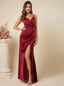 Elegante bordeauxrode satijnen maxi-jurk met spaghettibandjes, sexy split en plooien
