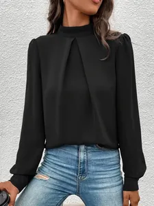 Elegante schwarze Langarm-Satinbluse mit Stehkragen und vorderen Faltendetails