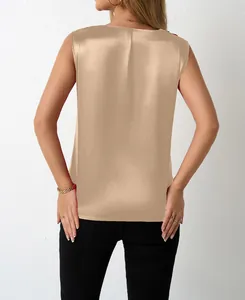 Detaillierte Rückansicht eines eleganten champagnerfarbenen Satin-Tops für das Büro