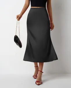 Élégante jupe midi sirène en satin noir avec un éclat soyeux et un drapé fluide luxueux