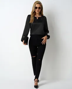 Elegante schwarze Satinbluse mit langen Ärmeln und stilvollem Schlüssellochausschnitt für Damen