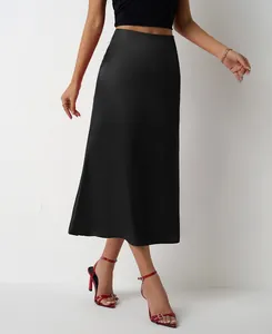 Jupe midi élégante en satin noir, texture lisse et coupe sirène pour un style chic