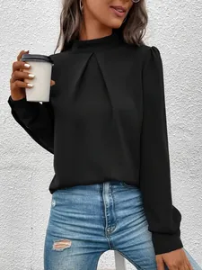Elegante schwarze Satinbluse mit Langarm, schickem Stehkragen und Faltenwurf