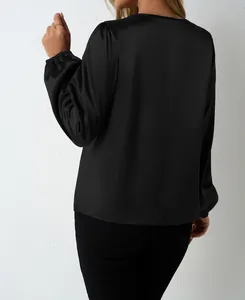 Rückansicht einer eleganten schwarzen Satinbluse mit langen Ärmeln und Gummibündchen