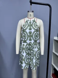 Détail d'un combishort blanc à licou avec broderie de feuilles vertes sur mannequin