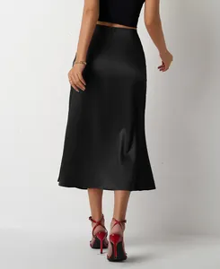 Vue arrière d'une jupe midi sirène en satin noir avec une texture lisse et brillante