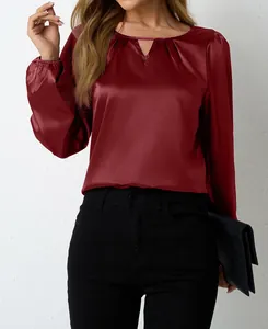 Elegante burgunderrote Satinbluse mit langen Ärmeln und dezentem V-Ausschnitt-Detail