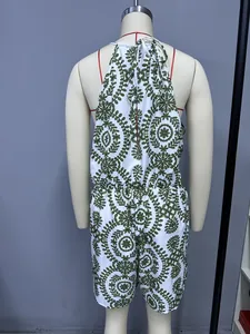 Vue arrière d'un combishort grande taille pour femme avec imprimé floral vert.