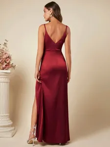 Elegante achteraanzicht van een bordeauxrode satijnen bruidsmeisjesjurk met split