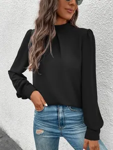 Nahaufnahme einer schwarzen Satinbluse mit Stehkragen und eleganten langen Ärmeln.