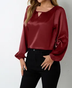 Elegante weinrote Satinbluse mit langen Puffärmeln und Cut-out am Ausschnitt