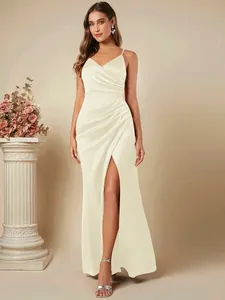 Detailweergave van elegante champagne satijnen maxi-jurk met hoge split en plooien.
