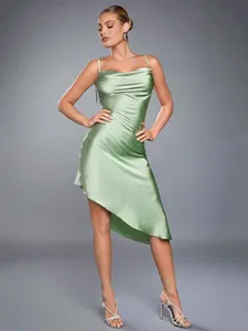 Robe longue satinée vert sauge avec bretelles fines et ourlet asymétrique chic