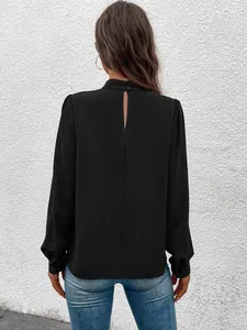 Rückansicht einer eleganten schwarzen Satinbluse mit Schlüsselloch-Knopfverschluss.