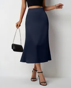 Jupe mi-longue élégante en satin bleu marine en forme de sirène portée par un mannequin.