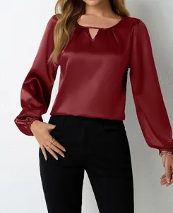 Detailaufnahme einer weinroten Satinbluse mit V-Ausschnitt und langen, eleganten Ärmeln