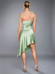 Vue arrière d'une robe en satin vert sauge à fines bretelles avec ourlet asymétrique