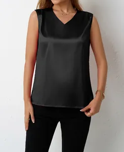 Elegante schwarze ärmellose Satinbluse mit V-Ausschnitt für Damen, seidiges Top Detailansicht.