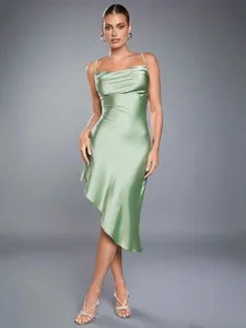 Robe nuisette élégante en satin vert sauge avec col bénitier et ourlet asymétrique