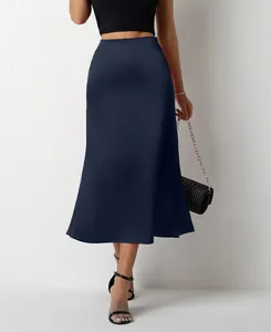 Vue détaillée d'une jupe midi sirène en satin bleu marine à la texture lisse.