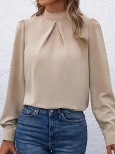 Nahaufnahme einer eleganten champagnerfarbenen Satinbluse mit plissiertem Stehkragen