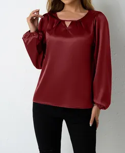 Elegante bordeauxrote Satin-Langarmbluse mit Schlüsselloch-Ausschnitt für Damen.