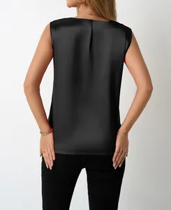 Rückansicht der eleganten schwarzen ärmellosen Satinbluse für Damen, Business-Top
