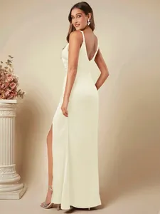 Elegante crème satijnen maxi-jurk met zijsplit en geplooide details