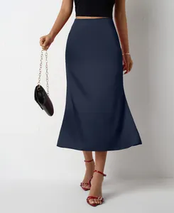 Jupe midi sirène élégante en satin bleu marine pour femmes avec un fini très brillant