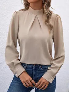 Elegante beige Satinbluse mit hohem Faltenhals und langen Ärmeln im Detail.